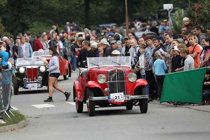 Na akci Jízda do vrchu a výstava historických vozidel se představilo na tři sta automobilů a motocyklů.