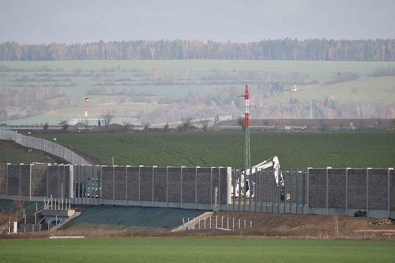Křižovatka před Sadovou, tady bude konec otevřeného úseku od Hradce Králové.