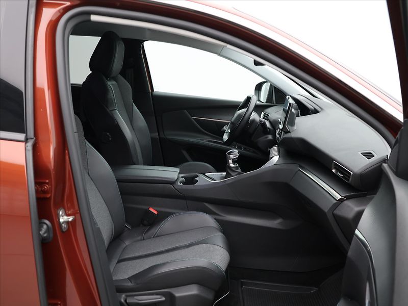 Peugeot 5008 1.2 PT 96kW Allure 7-Míst DPH - fotka 12 z 32