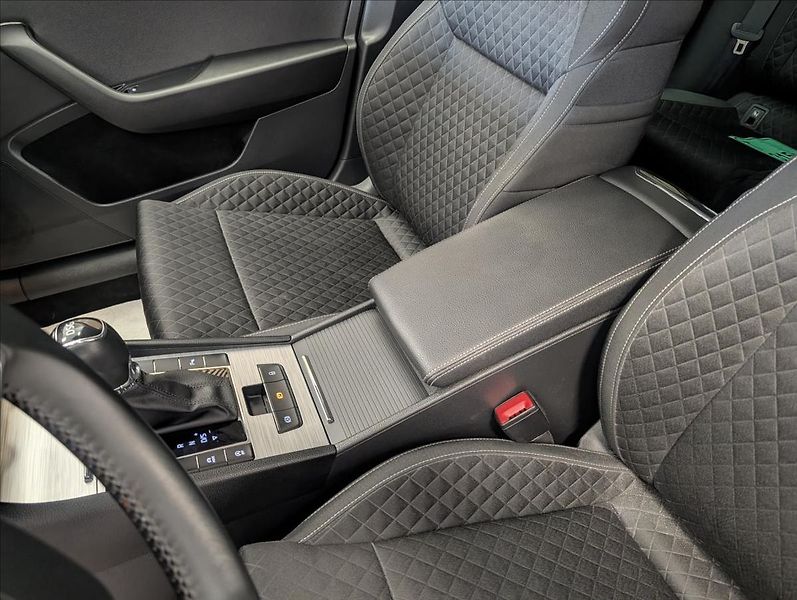 Škoda Superb 2.0 TDI STYLE - fotka 24 z 30