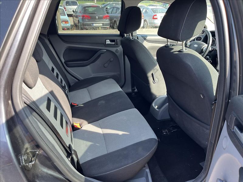 Ford Focus 1,8 i KLIMA 2x KOLA VYHŘ. OKNO - fotka 12 z 37