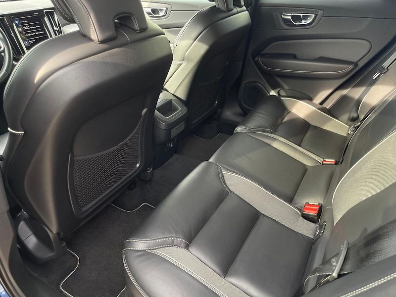 Volvo XC60 B4 AWD R-Design H&K, TZ - fotka 9 z 23