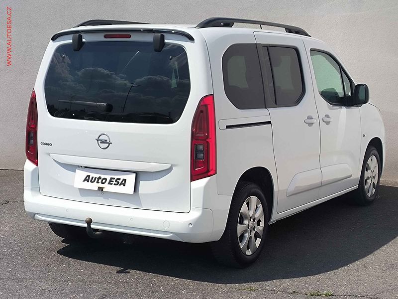 Opel Combo (2022) 1.5 CDTi, 2.maj,ČR, Elegance - fotka 4 z 19