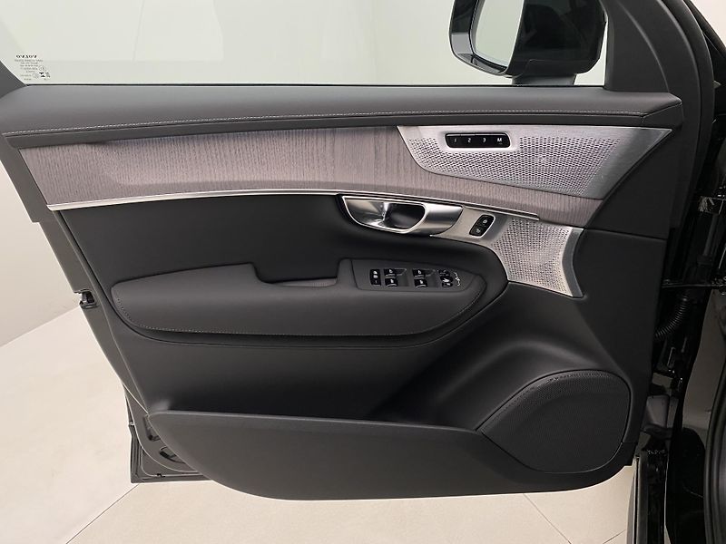 Volvo XC90 (2026) T8 AWD RECHARGE DARK ULTRA - fotka 7 z 76