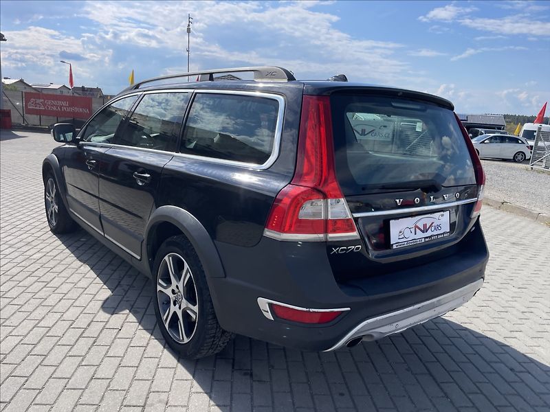Volvo XC70 2,4 D5 Geartronic Momentum AWD - fotka 31 z 35