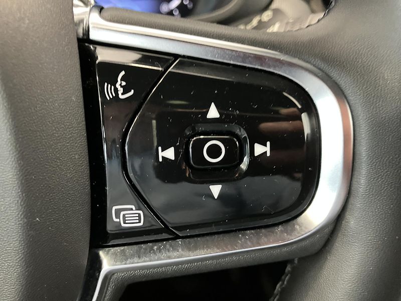 Volvo XC60 B4 FWD Ultimate Dark AT8 - fotka 22 z 44