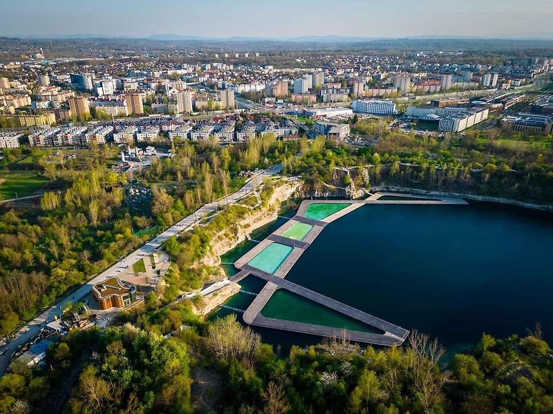Koupaliště Zakrzówek přezdívané jako polské Maledivy nabízí koupání v pěti bazénech různých hloubek.