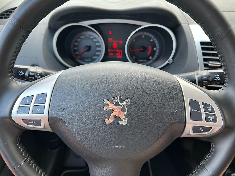 Peugeot 4007 (2009) 2.2HDi 115kW 4x4 - fotka 21 z 36