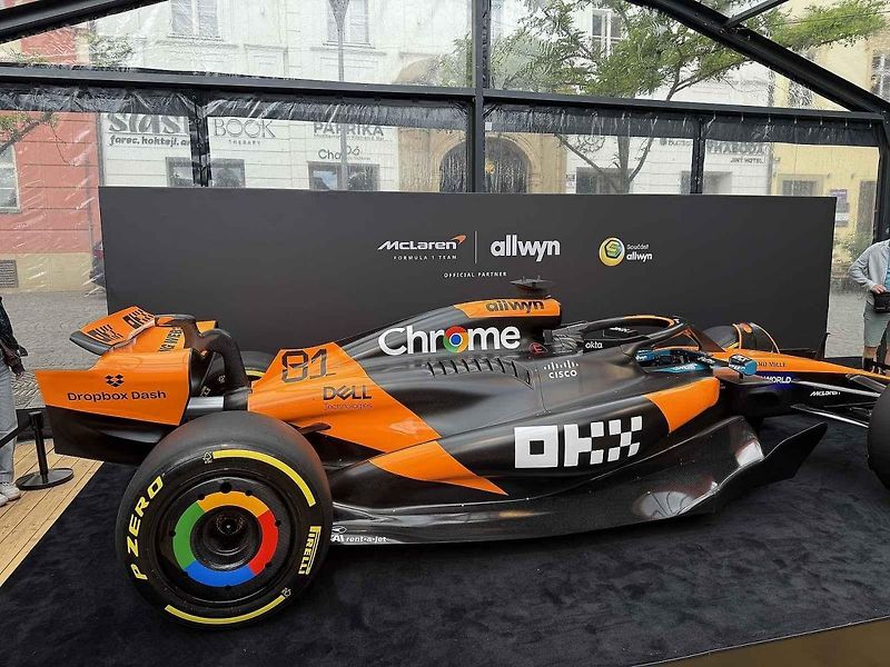 Vůz stáje McLaren obdivují fanoušci Formule 1 na brněnském Zelném trhu od soboty. Podívat se na něj mohou do úterý 27. května.