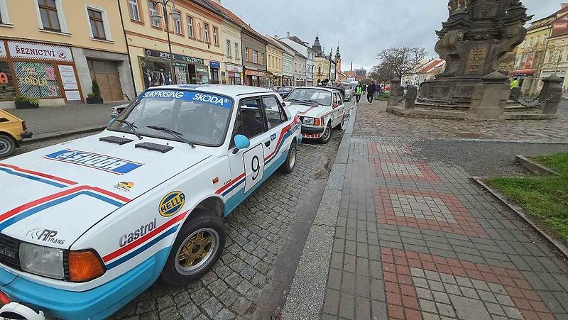 Z jedenáctého ročníku srazu autoveteránů na Husově náměstí v Rakovníku. Foto: Karel Fiala
