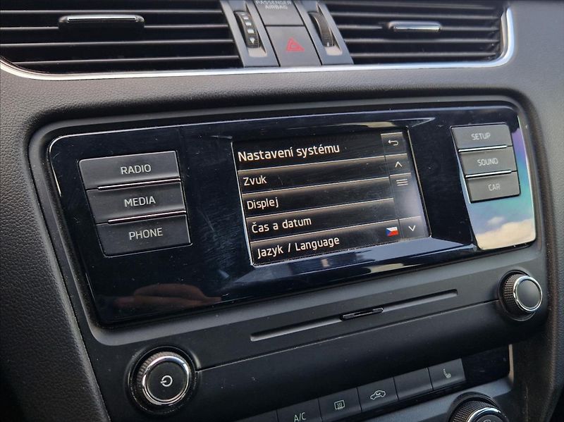 Škoda Octavia 1,6 TDI VÝHŘEV NEZ.TOPE XENONY - fotka 26 z 34