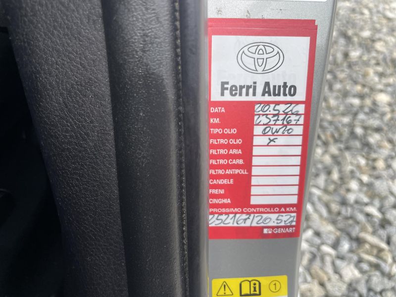 Toyota Auris 1.8i 16v HYBRID AUT SERVIS TOP - fotka 171 z 172