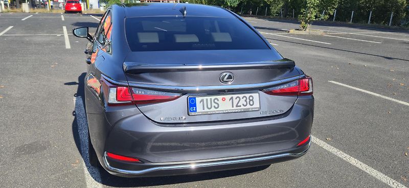 Lexus ES 300h (2023) - fotka 3 z 9