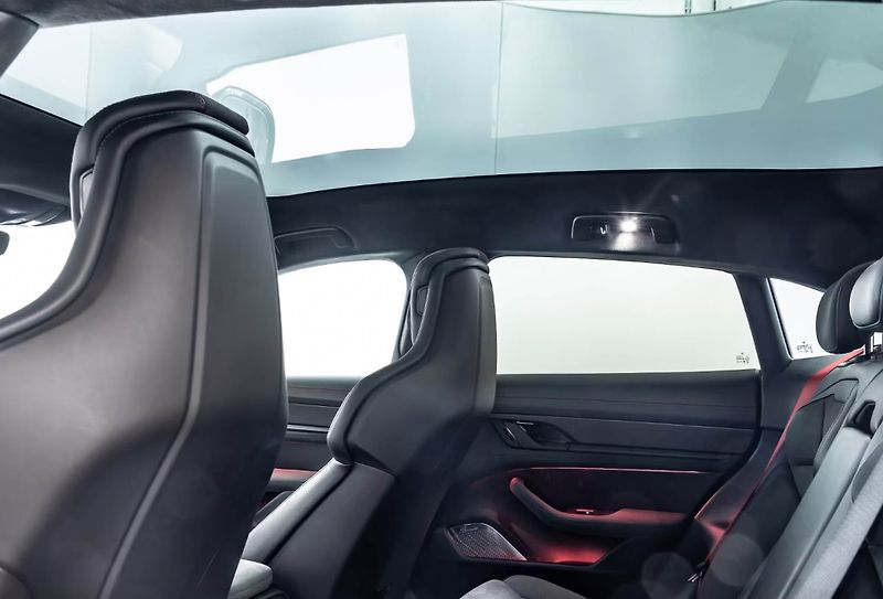 Porsche Taycan GTS Sport Turismo Burm HuD Inn - fotka 19 z 26