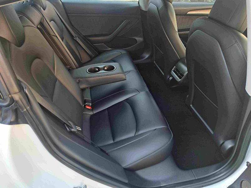 Tesla Model 3 AWD Long Range  19ALU  SOH-91% - fotka 9 z 16