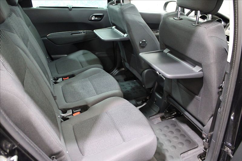 Peugeot 5008 2,0 HDI 120kW 7 míst - fotka 11 z 32