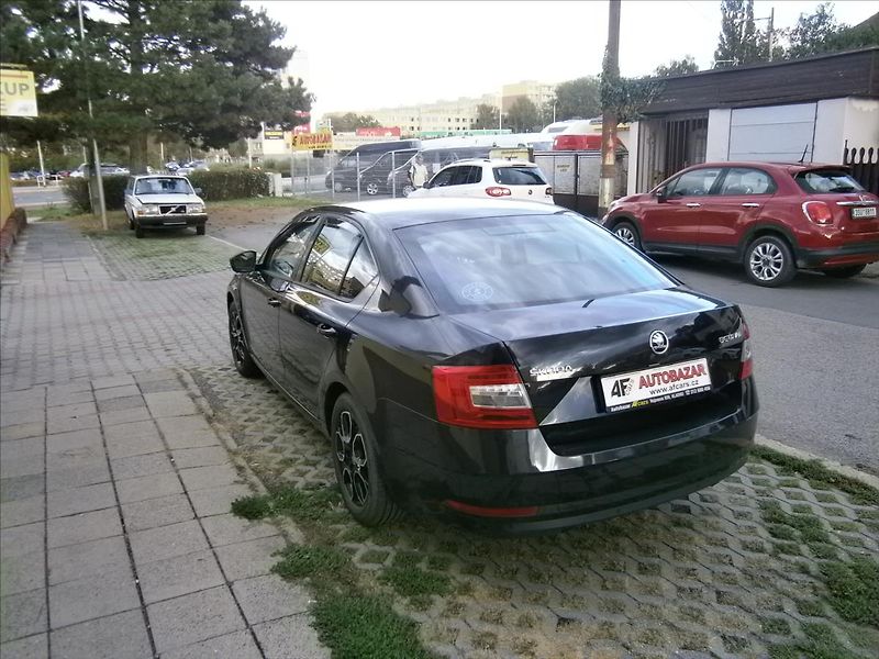 Škoda Octavia 1,6 TDI KLIMA  koup. ČR - fotka 4 z 15