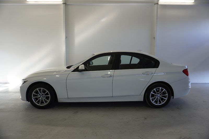 BMW Řada 3 (2014) 318D 2,0 SEDAN - fotka 8 z 32