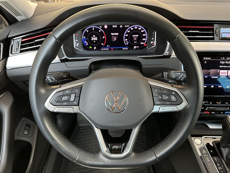 Volkswagen Passat Variant 2.0 TDI DSG R-Line 4Motion - fotka 8 z 34
