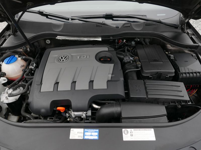 Volkswagen Passat 1,6 TDI 77kW Kombi - fotka 6 z 38