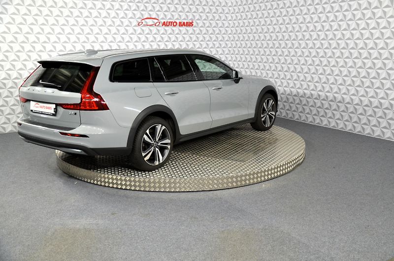 Volvo V60 (2024) CC B5 Ultimate AWD AT - fotka 5 z 25