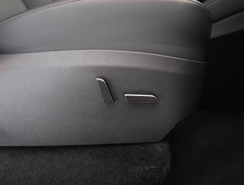 Tesla Model Y (2024) Standard LFP 64kWh, digi klima - fotka 18 z 33