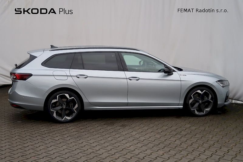 Škoda Superb (2025) Combi SportLine 2,0 TSi/195 kW - fotka 24 z 32