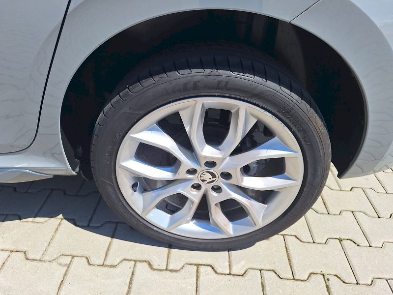Škoda Kamiq (2021) 1.0 TSI / 81 kW / 7DSG / STYLE - fotka 32 z 35