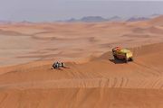 Účastníci Rallye Dakar zdolávají obrovské duny