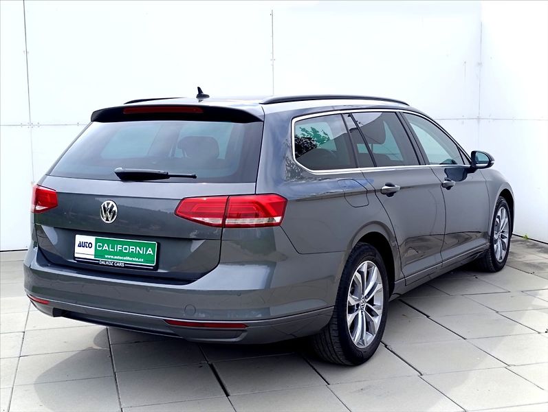 Volkswagen Passat 1,6 TDi Aut.klima Navi Kamera - fotka 7 z 34
