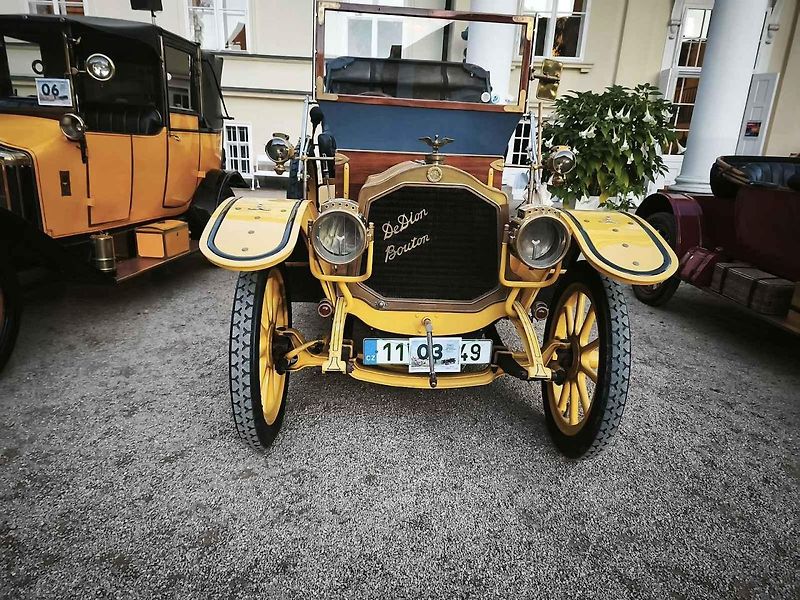 Jako v knize Dědeček automobil si připadali návštěvníci Nového zámku v Kostelci nad Orlicí