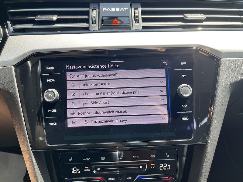 Volkswagen Passat 2.0TDi DSG 110kW BusinessPremi - fotka 18 z 21
