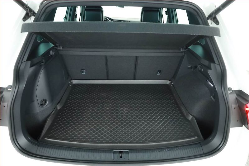 Volkswagen Tiguan (2022) R-Line 1.4 TSI eHybrid - fotka 17 z 20