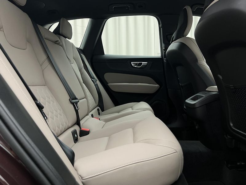 Volvo XC60 B5 AWD DARK PLUS RECHARGE CZ - fotka 22 z 44