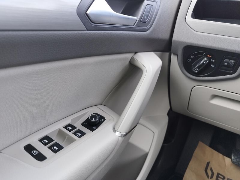 Volkswagen Touran 1,6 TDI  - fotka 9 z 29