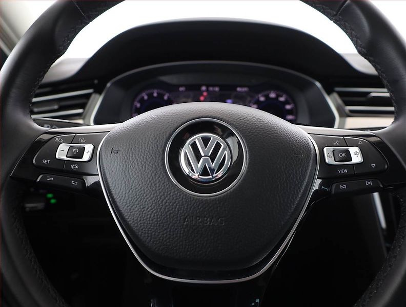 Volkswagen Passat (2020) R-Line 2.0 TSI - fotka 8 z 21