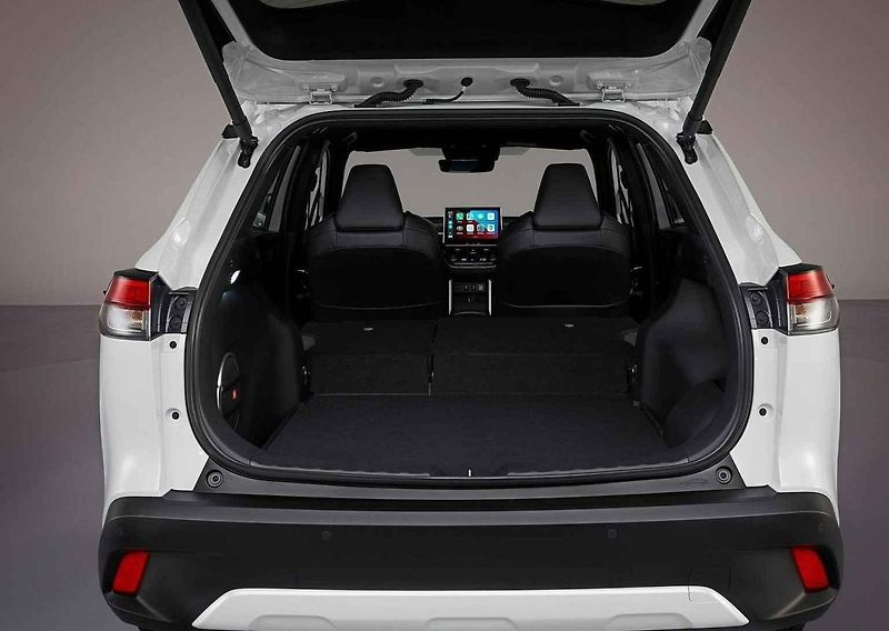 V terénu opravdu pomůže silnější zadní elektromotor