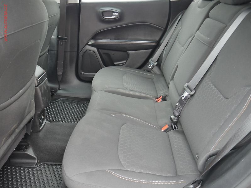 Jeep Compass (2018) 1.6 M-Jet, ČR, Longitude - fotka 10 z 21