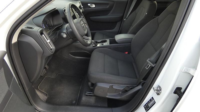 Volvo XC40 T2 FWD Momentum Auto - fotka 17 z 20