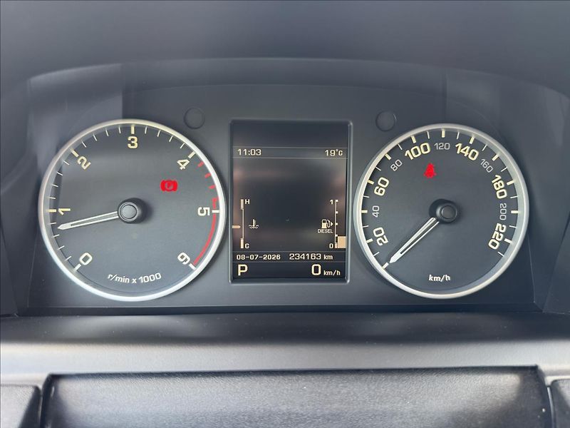 Land Rover Discovery 3,0 SDV6 HSE 4WD AT ČR DPH - fotka 17 z 30