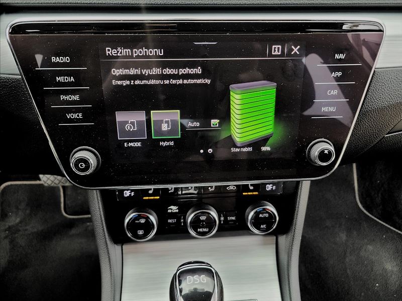 Škoda Superb 1,4 TSI,PHEV,DSG,LED,NAVI,VÝHŘ - fotka 34 z 50