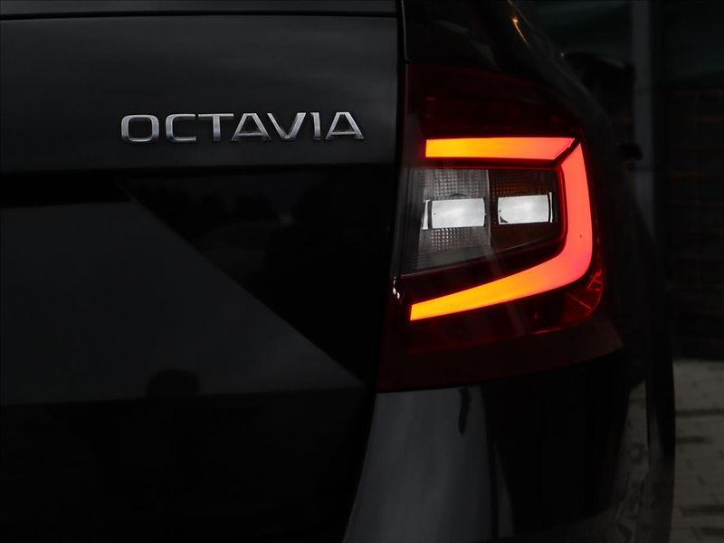 Škoda Octavia 2,0 TDi DSG Style ACC LED - fotka 36 z 41