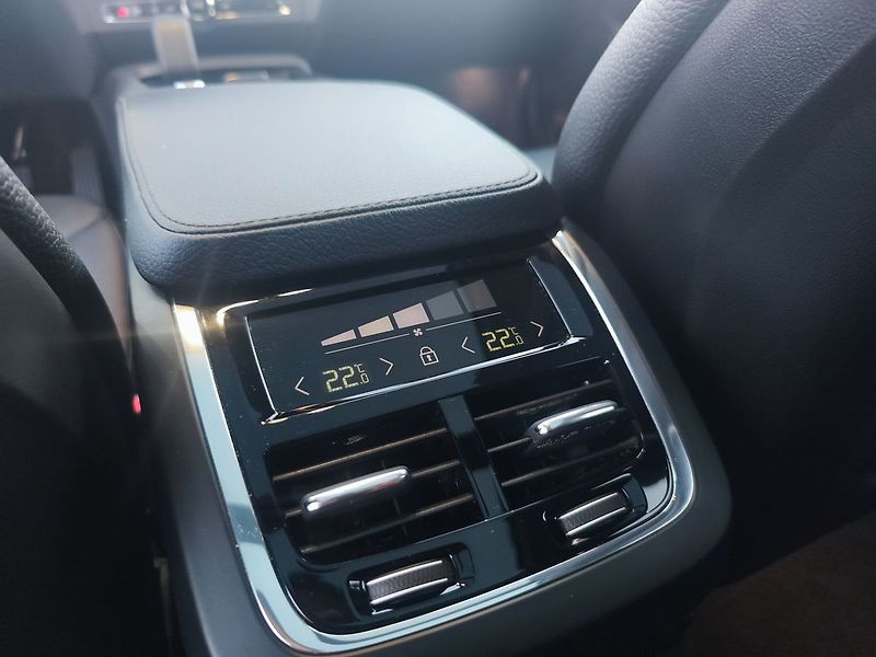 Volvo V90 B5 2.0/184kW Momentum Pro - fotka 15 z 39