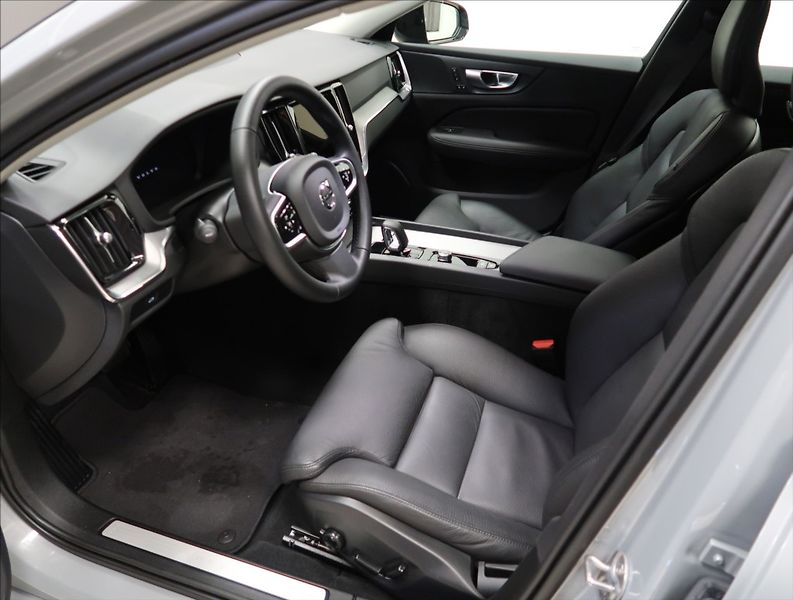 Volvo V60 2,0 B4 AT PLUS NAVI KAMERA ČR - fotka 7 z 24