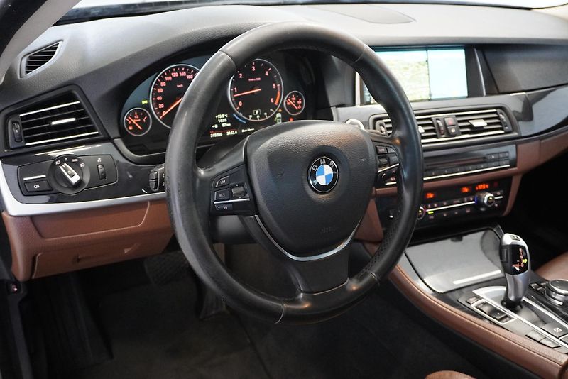 BMW Řada 5  3,0 XDRIVE FACELIFT AUTOMAT - fotka 14 z 29