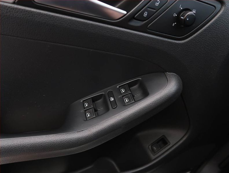 Volkswagen Jetta (2011) 1.6 TDI, Park. senzory - fotka 14 z 15