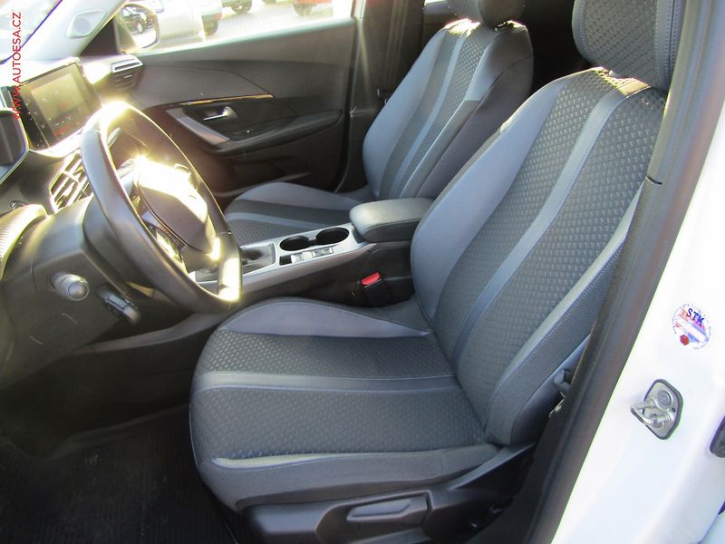 Peugeot 2008 (2020) 1.2PT, ČR, LED - fotka 9 z 21