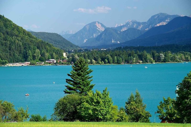Jezero Faaker See je obklopeno horami.