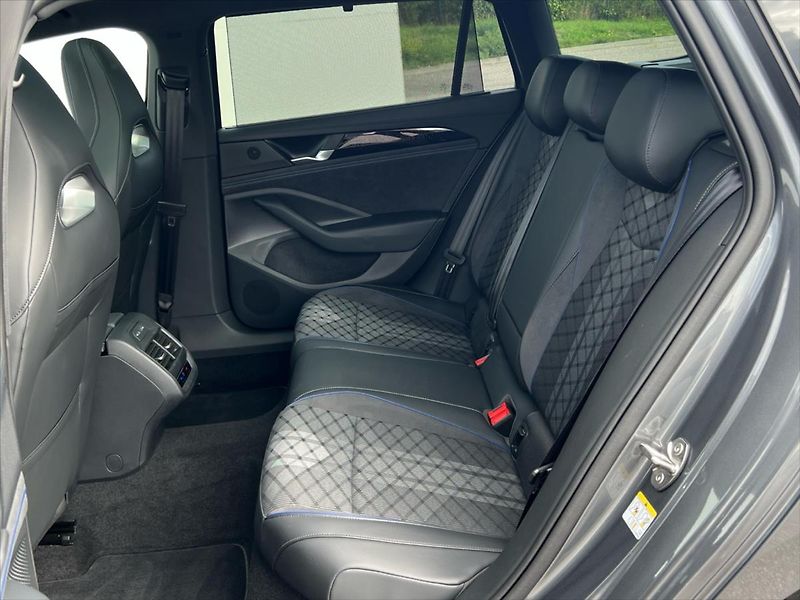 Volkswagen Passat Variant 2,0 TDi 142kW 7DSG 4Motion R-l - fotka 13 z 32
