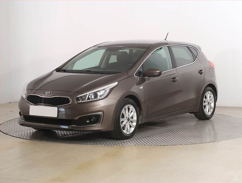 Kia Ceed (2016) 1.4 CVVT, Serv.kniha, Tempomat - fotka 2 z 16
